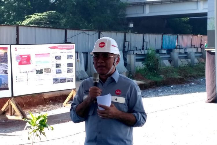 Direktur Utama PT. Adhi Karya Tbk, Budi Harto memberikan sambutan sebelum dilakukan Iongspan closure atau pengecoran terakhir di kawasan Tol JORR, Jakarta Timur, Jumat (29/3/2019).