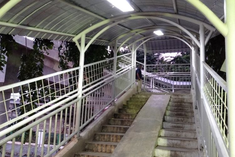JPO Stasiun Tebet Sudah Terang Setelah Dipasang Lampu, Kamis (4/4/2019)