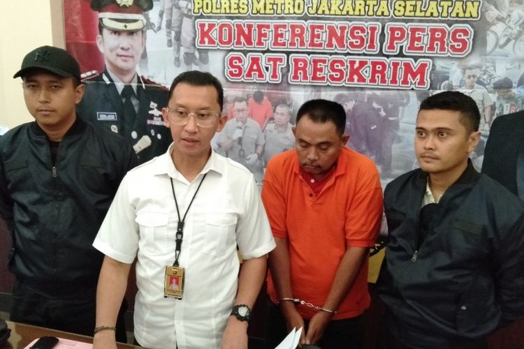 Tersangka Pencurian T, Seorang Petani Yang Mengaku Sebagai Petugas PLN ditahan di Mapolres Metro Jakarta Selatan, Senin (15/4/2019)