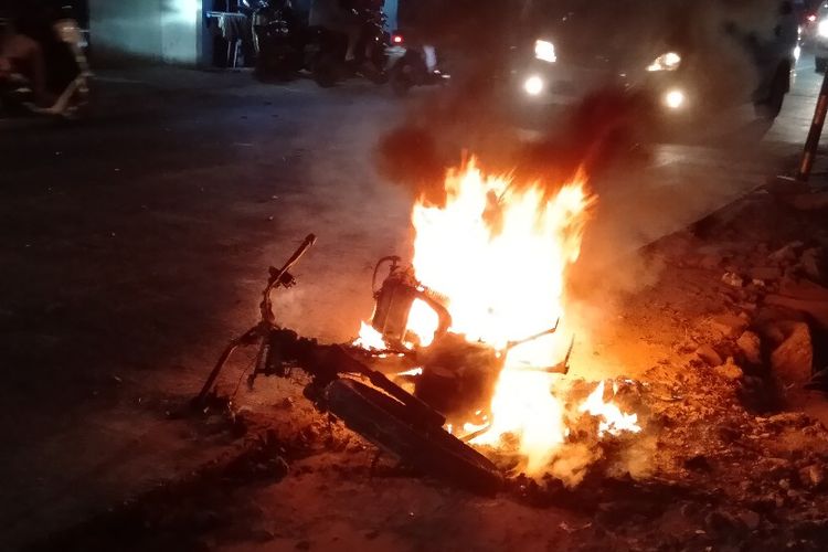 Sebuah motor terbakar di jalan Cilangkap, depan taman Argo Wisata, Jakarta Timur, Kamis (20/6/2019)
