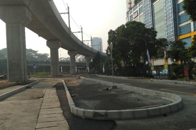 Lokasi drop of angkutan umum dan ojol di depan Poins Square, Lebak Bulus Jakarta Selatan, Jumat (28/6/2019)