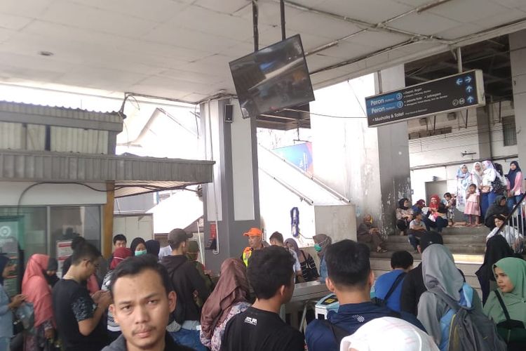 Suasana di Stasiun Depok, Minggu (4/8/2019)