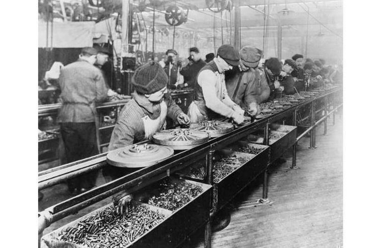 Pekerja di lini perakitan pertama yang bergerak di Ford Motor Company