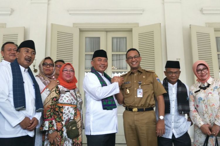 Gubernur DKI Jakarta Anies Baswedan bersama Wali Kota Bekasi Rahmat Effendi usai bertemu membahas kerja sama antara dua pemda di Balai Kota DKI Jakarta, Jalan Medan Merdeka Selatan, Senin (22/10/2018). 