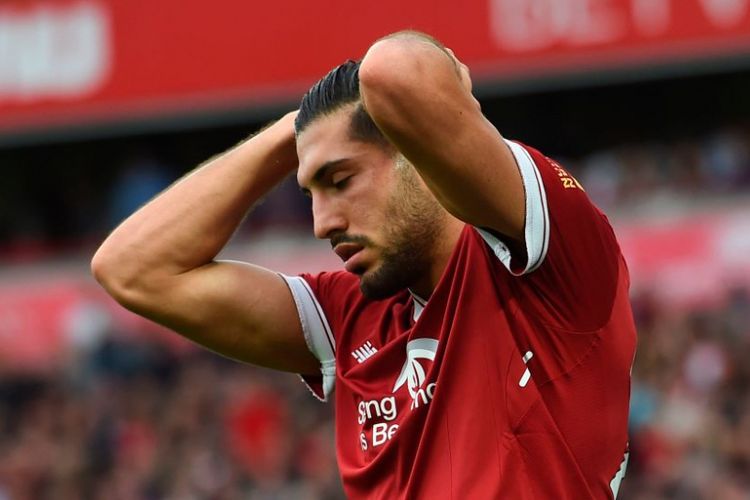 Gelandang Liverpool, Emre Can, tampak kecewa setelah sejumlah peluang Liverpool gagal menjebol gawang Manchester United pada pertandingan Premier League di Anfield, Sabtu (14/10/2017).