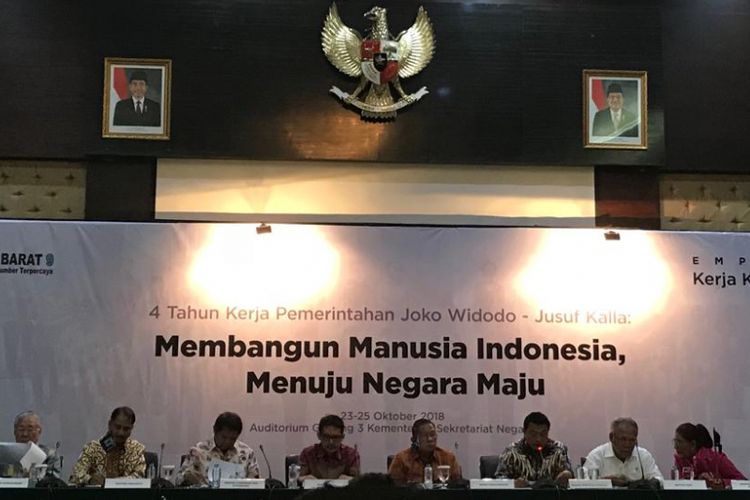 Suasana konferensi pers oleh para menteri kabinet mengenai capaian 4 tahun pemerintahan Joko Widodo dan Jusuf Kalla di Sekretariat Negara, Selasa (23/10/2018).