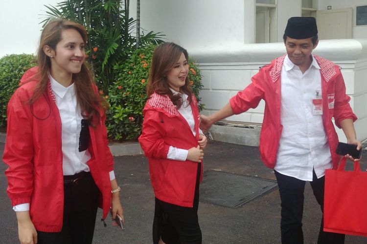 Kiri ke kanan: Ketua DPP PSI Tsamara Amani, Ketua Umum PSI Grace Natalie dan Sekjen PSI Raja Juli Antoni usai bertemu Jokowi di Kompleks Istana Kepresidenan, Jakarta, Kamis (1/3/2018).