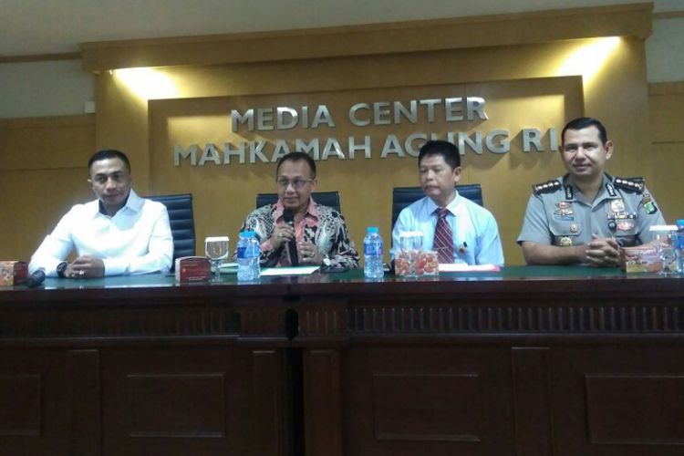 Sekretaris Mahkamah Agung (MA) Achmad Setyo P (dua dari kiri) dalam konferensi pers mengenai proses seleksi calon hakim MA, di Jakarta, Kamis (31/8/2017).