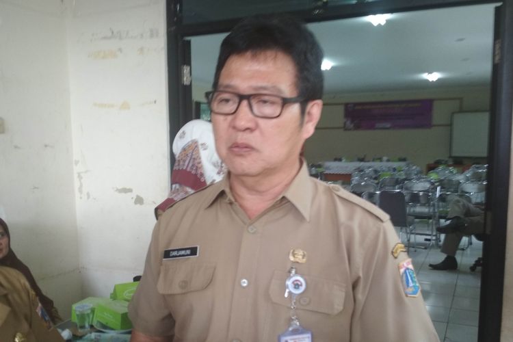 Kepala Dinas KPKP menjabarkan tahapan-tahapan penangkapan kucing dan anjing menggunakan jaring ketika ditemui pada Selasa (8/1/2019), di Puskeswan, Ragunan, Jakarta Selatan