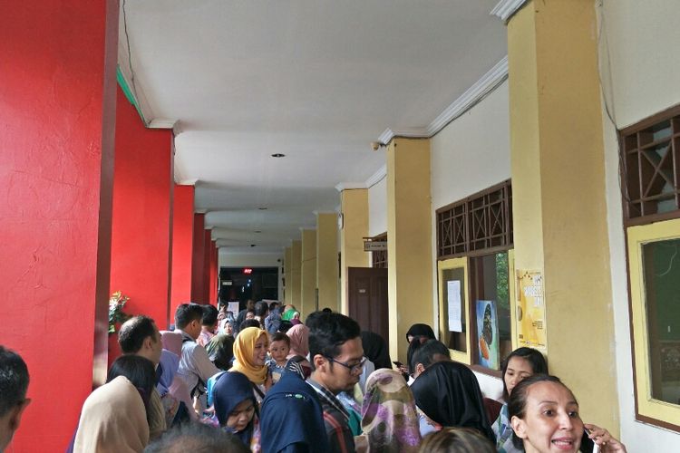 Pendaftar PPDB di SMPN 115, Jalan KH Abdullah Syafei, Tebet Timur, Tebet, Jakarta Selatan, Senin (24/6/2019).