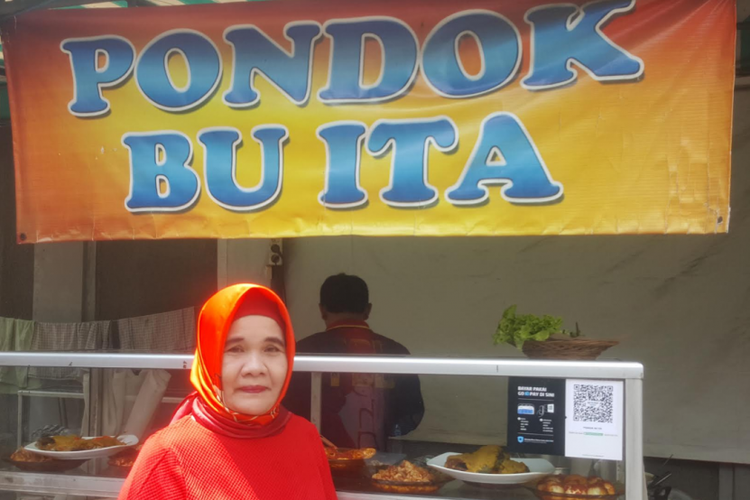 Ita (50), pemilik warung Pondok Bu Ita yang terletak di Kebon Sirih, Jakarta. Ia melayani pembayaran dengan Go-Pay menggunakan fitur QR Code.