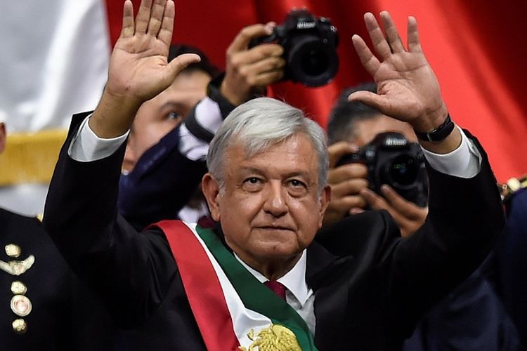 Presiden Meksiko Andres Manuel Lopez Obrador usai upacara pelantikan di Mexico City, Sabtu (1/12/2018).