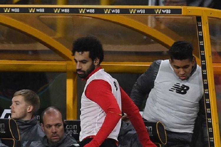 Mohamed Salah dan Roberto Firmino tampak di bangku cadangan saat pertandingan Wolverhampton Wanderers vs Liverpool di Stadion Molineux dalam babak ketiga Piala FA, 7 Januari 2019. 
