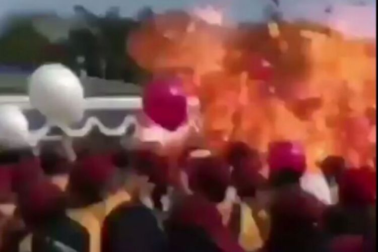 Sejumlah balon berisi gas helium meletus di Universitas Muhammadiyah Malang (UMM), Jawa Timur, dan melukai 15 mahasiswa, Sabtu (7/10/2017)