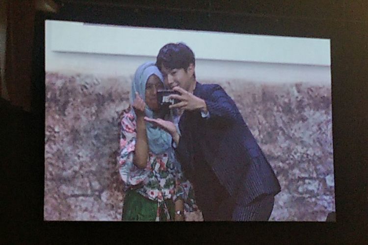 Salah satu penggemar yang beruntung dalam fan meeting aktor dan penyanyi asal Korea Selatan, Park Bo Gum, di The Kasablanka Hall, Kota Kasablanka, Jakarta Selatan, Sabtu (23/3/2019) malam.