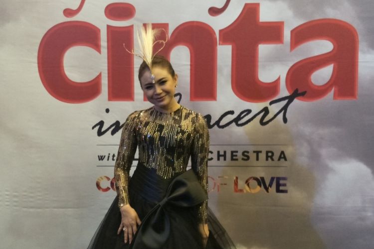 Rossa usai tampil dalam konser Ayat Ayat Cinta 2, yang berlangsung di Jakarta Convention Center (JCC), Senayan, Jakarta Selatan, Rabu (20/12/2017) malam. 