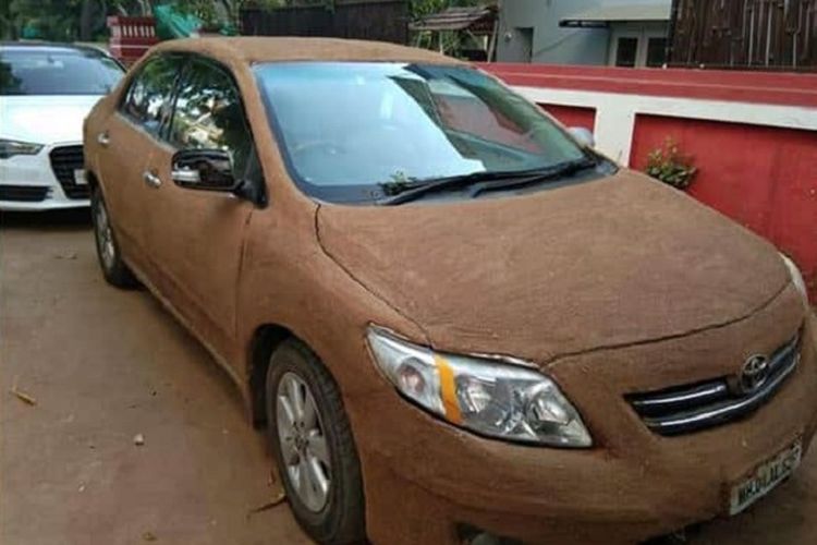 Foto mobil sedan yang dilapisi kotoran sapi yang diunggah ke halaman Facebook milik akun Rupesh Gauranga Das.