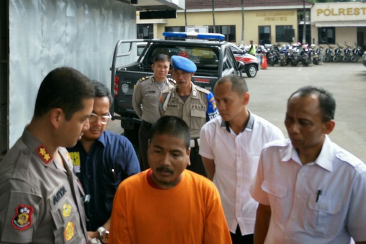 Pelaku pembunuhan anak tiri, Harry Kurniawan di Polresta Depok, Senin (11/2/2019).