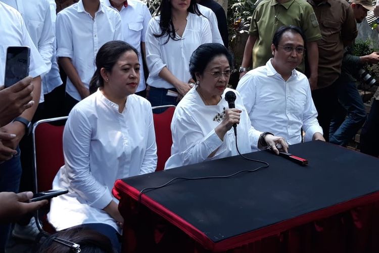 Ketua Umum PDI-P Megawati Soekarnoputri saat jumpa pers di kediamannya di Kebagusan, Jakarta Selatan, seusai menggunakan hak pilihnya di Pemilu 2019.