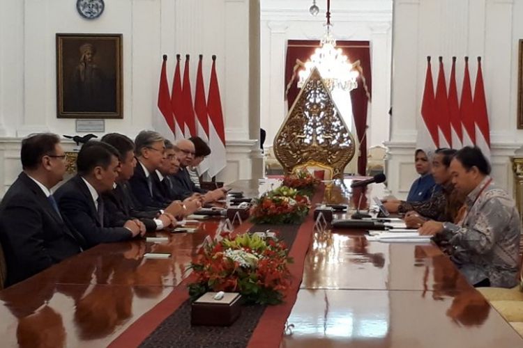 Delegasi Parlemen Kazakhstan saat bertemu Jokowi di Istana Merdeka, Jakarta, Selasa (13/3/2018). 