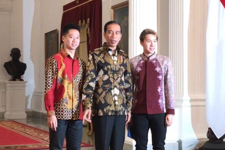 Presiden Joko Widodo, Senin (2/4/2018) saat menerima dua atlet bulutangkis, Kevin Sanjaya Sukamuljo dan Marcus Fernaldi Gideon Sinyo, di Istana Merdeka, Jakarta.