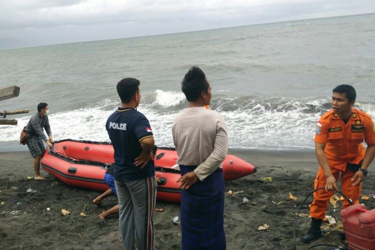 Kerabat dari enam orang nelayan yang dilaporkan hilang saat memancing di Pantai Gading, Mataram, Minggu (7/1/2018) siang.