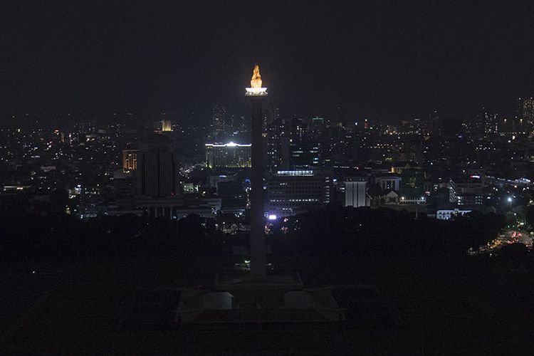 Suasana Monas yang penerangannya dipadamkan saat berlangsung Earth Hour di Jakarta, Sabtu (30/3/2019). Sejumlah monumen di Ibu Kota penerangannya dipadamkan pada pukul 20.30-21.30 WIB guna memperingati Earth Hour 2019.