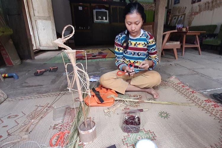 Rofitasari Rahayu (22) Sedang Membuat Wayang Sodo di Rumahnya Dusun Grogol V Bejiharjo, Karangmojo, Gunungkidul, Yogyakarta, Kamis (15/8/2019)