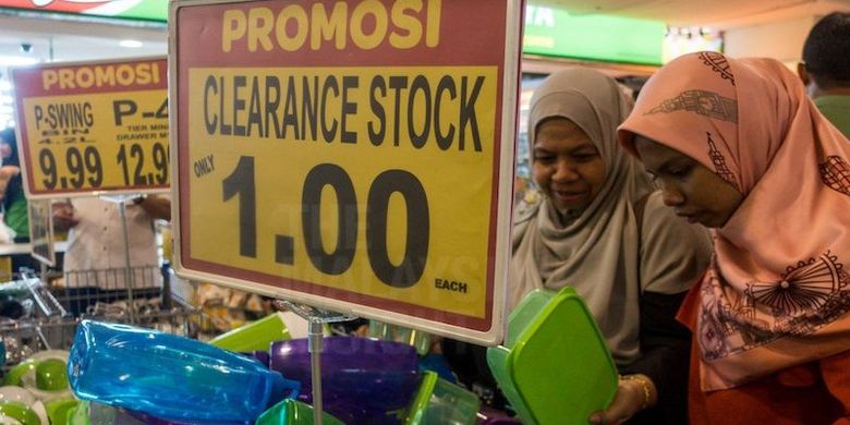 Pengunjung memilih barang obral di Giant Shah Alam City Centre Mall, Malaysia, Sabtu (28/10/2017). 