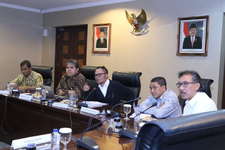 Menteri Ketenagakerjaan M. Hanif Dhakiri menegaskan isu serbuan Tenaga Kerja Asing (TKA) yang bekerja di kawasan industri Morowali, Sulawesi Tengah tidak sesuai fakta. Jumlah TKA di Morowali sebanyak 10,9 persen (3.121 orang)  dari total pekerja lokal berjumlah 25.447 orang. 