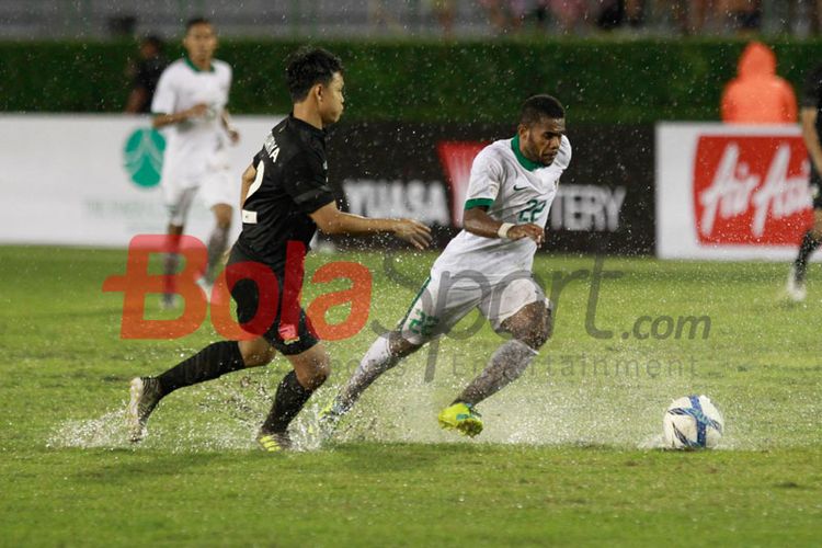 Winger tim nasional U-22 Indonesia, Yabes Roni, berusaha mengontrol bola dalam pertandingan Grup H Kualifikasi Piala Asia U-23 2018 melawan Thailand, Minggu (24/7/2017). 