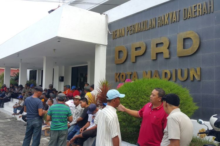Ratusan ojek, sopir taksi dan tukang becak menduduki gedung DPRD Kota Madiun menuntut Go-Jek dan Go-Car ditutup operasionalnya, Kamis (19/10/2017).