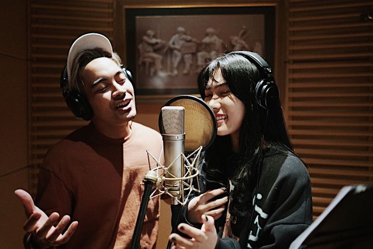 Penyanyi Gamaliel dan Isyana Sarasvati membawakan versi terbaru dari lagu legendaris A Whole New World untuk film live action Aladdin.