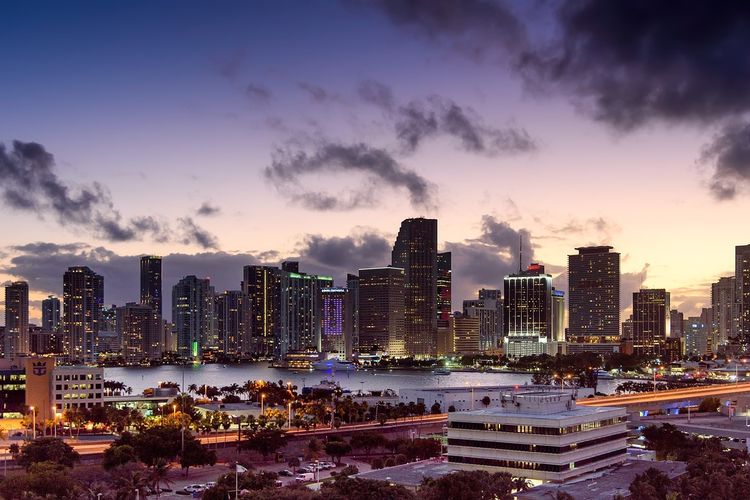 Miami menjadi kota yang cocok dikunjungi saat sedang masa lajang karena menyuguhkan pemandangan pantai yang digunakan untuk bersantai maupun berpesta.