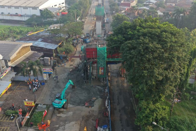 Balok penyangga atau formwork pada proyek Tol Bogor Ring Road Seksi 3A (Simpang Yasmin-Simpang Semplak) ambruk, Rabu (10/7/2019) pagi.