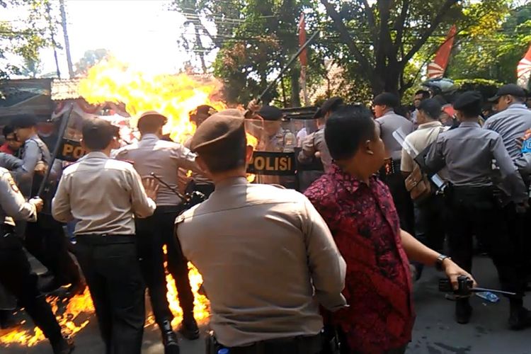 Detik-detik api membesar dan melukai empat orang anggota polisi dalam aksi unjukrasa gabungan elemen mahasiswa di depan gerbang kantor Bupati Cianjur, Jawa Barat yang berujung ricuh, Kamis (15/08/2019)