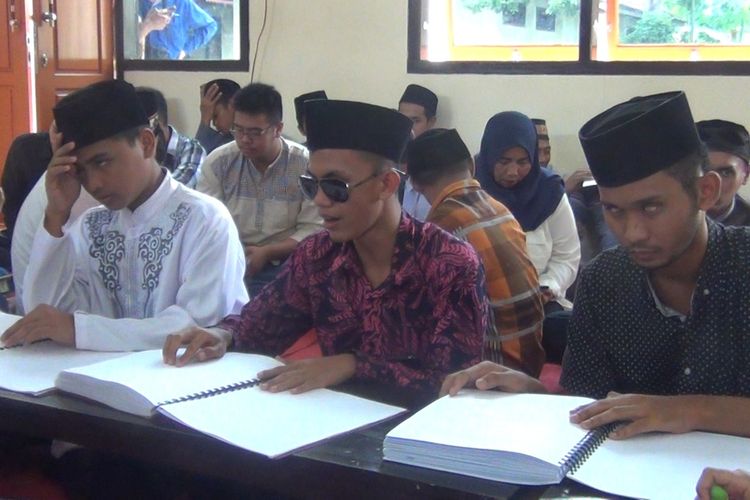 Para pelajar tuna netra sekolah luar biasa (SLB) kemala Bhayangkari Trenggalek, mengaji Al-Quran braile (27/05/2019).