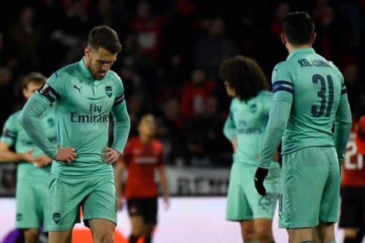 Para pemain Arsenal tampak kecewa seusai gawang mereka dijebol para pemain Rennes di Stadion Roazhon Park dalam babak 16 besar Liga Europa, 7 Maret 2019. 
