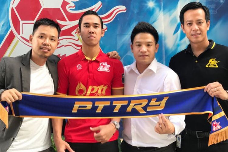 Ryuji Utomo (baju merah) secara resmi akan melanjutkan petualangannya untuk membela salah satu klub Thailand, PTT Rayong, pada kompetisi musim 2018. 