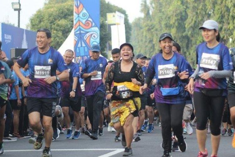 Menteri BUMN Rini Soemarno dan Kapolda DIY Irjen Pol Ahmad Dofiri ambil bagian dalam kategori 5k Mandiri Jogja Marathon 2019 yang mengambil gari start di Candi Prambanan, Minggu (28/4/2019).  