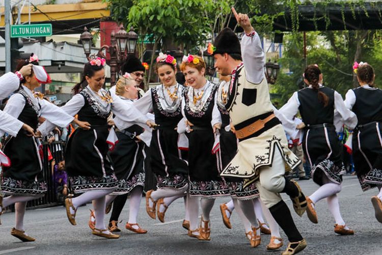 Warga menyaksikan penampilan peserta dari negara Bulgaria pada parade lintas budaya di Jalan Tunjungan Surabaya, Jawa Timur, Minggu (15/7/2018). Kegiatan itu merupakan rangkaian Surabaya Cross Culture International Folk and Art Festival 2018 yang diikuti oleh 10 negara dan tiga kota dari Indonesia.