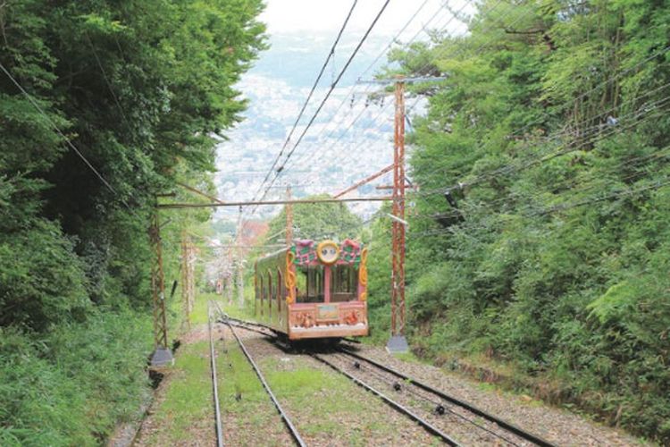 Kereta Rapid Express dari Stasiun Kintetsu Turuhashi dan turun di Stasiun Ikoma di Jepang.