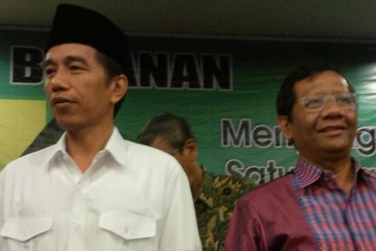 Joko Widodo dan Mahfud MD. Foto diambil saat Jokowi yang menjabat sebagai Gubernur Jakarta dan mantan Ketua MK Mahfud MD hadir dalam acara diskusi bersama aktivis Nahdlatul Ulama di Hotel Lumire, Jakarta Pusat, 12 Maret 2014.