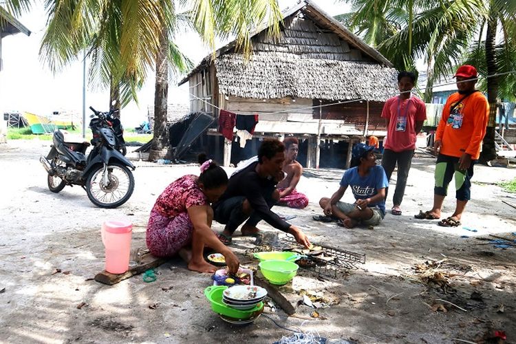 Masyarakat membakar ikan setelah pulang melaut di Pulau Latondu, Kabupaten Kepulauan Selayar, Sulawesi Selatan, Rabu (1/5/2109). Pulau Latondu merupakan salah satu pulau yang ada di kawasan Taman Nasional Taka Bonerate dan dihuni oleh suku Bajo dan Bugis.