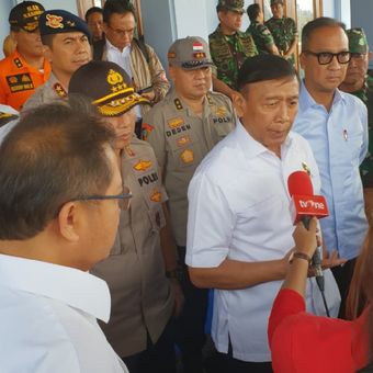 Menteri Koordinator Polhukam memimpin rombongan pejabat terbang ke Palu, Sulawesi Tengah, di Halim Perdanakusuma, Jakarta, Sabtu (29/9/2018).