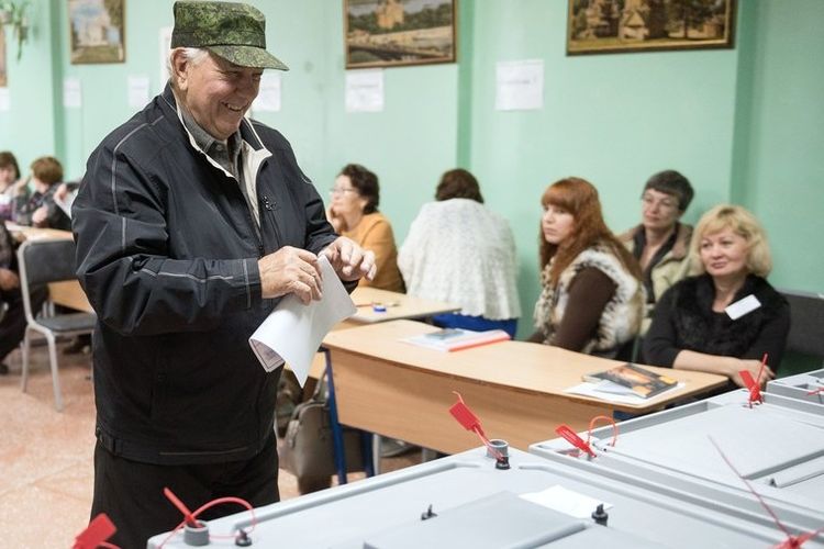 Warga Rusia memilih dalam pemungutan suara awal Pemilu Presiden 2018 di Omsk, Siberia. Senin (26/2/2018).