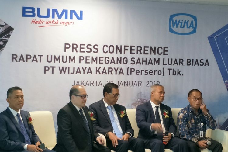 Direktur Utama WIKA Tumiyana (kedua dari kanan) dalam konferensi pers di Kantor WIKA, Jakarta. Senin (28/1/2019)