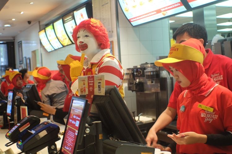 Pramusaji melayani pembagian 1.000 cihicken muffin di McDonalds national breakfast day