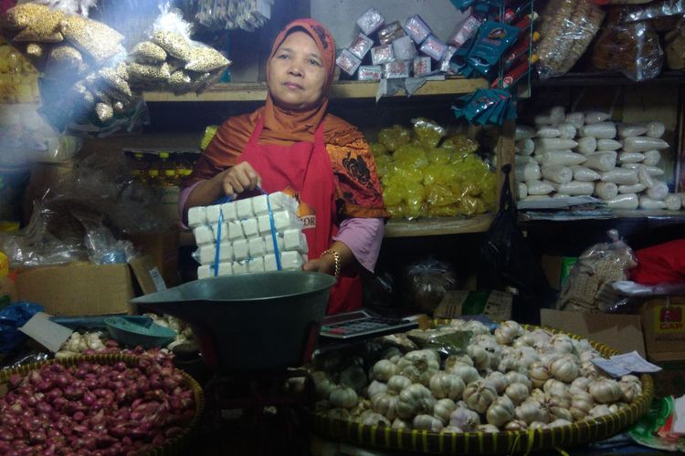 Sulastri Menunjukkan Garam dagangannya di Pasar Argosari, Wonosari, Gunungkidul, Yogyakarta, Senin (24/7/2017)