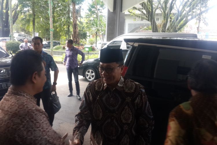 Ketua Umum PAN yang juga Ketua MPR RI Zulkifli Hasan saat tiba di UIN Maulana Malik Ibrahim untuk menghadiri Sosialisasi Empat Pilar MPR RI, Jumat (28/7/2017).